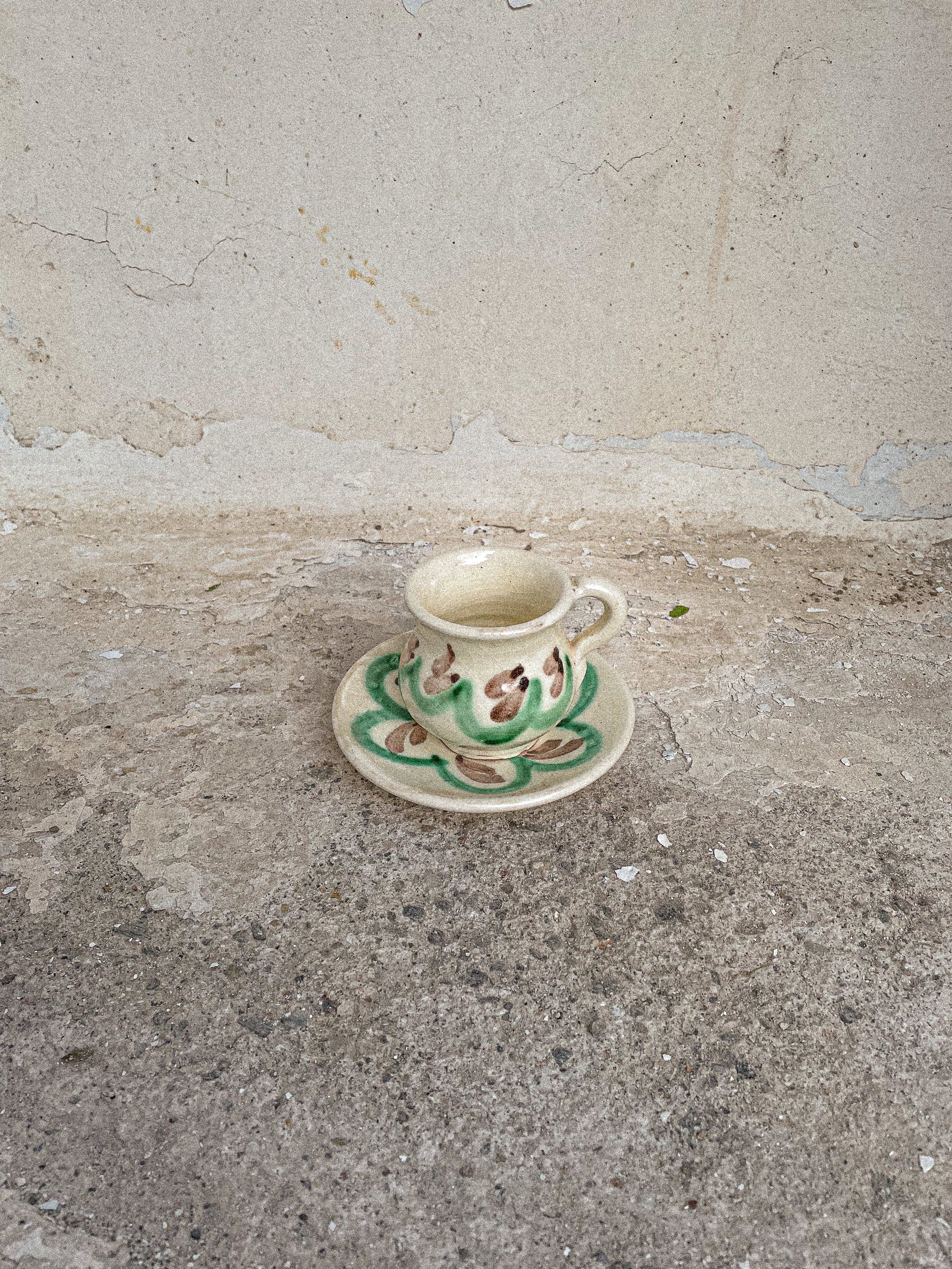 Tacita de café verde con plato